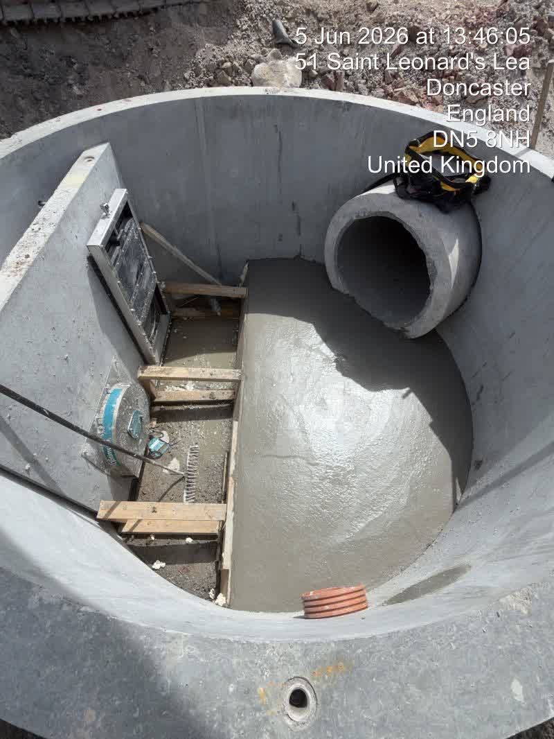 Benched channel inside a manhole