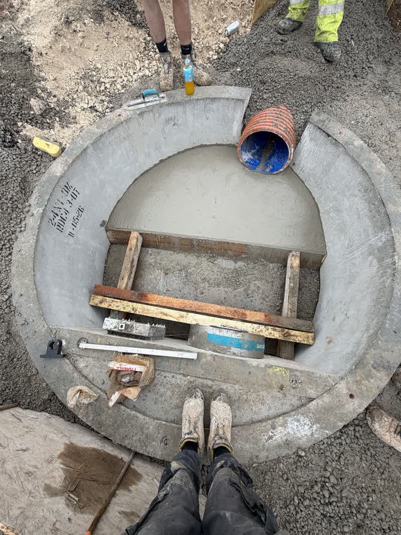 Precast chamber with hydrobrake flow control unit